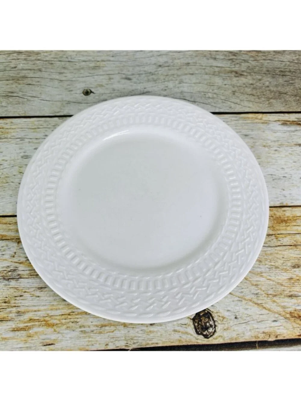 Livingquarters LIQ10 White Embossed Basketweave Lines 7.75